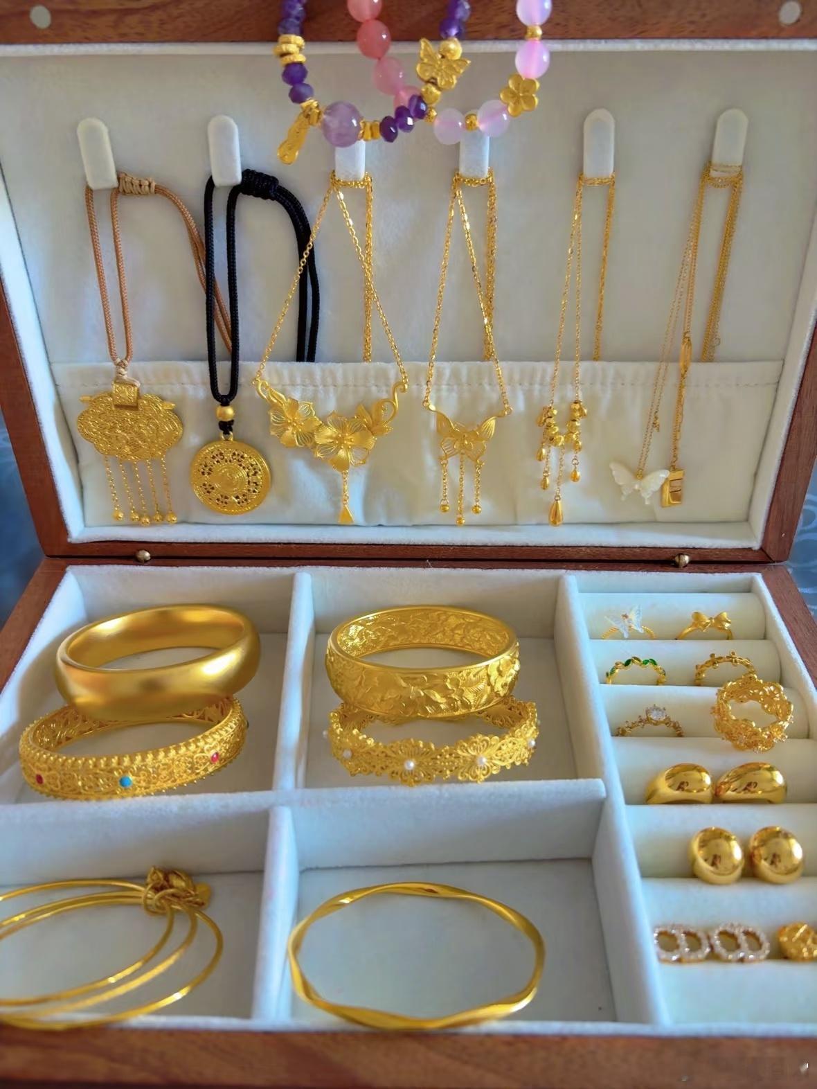 黄金价格，估计会较长时间维持高位震荡。不过事物发展的规律不变，金价上行空间也有限