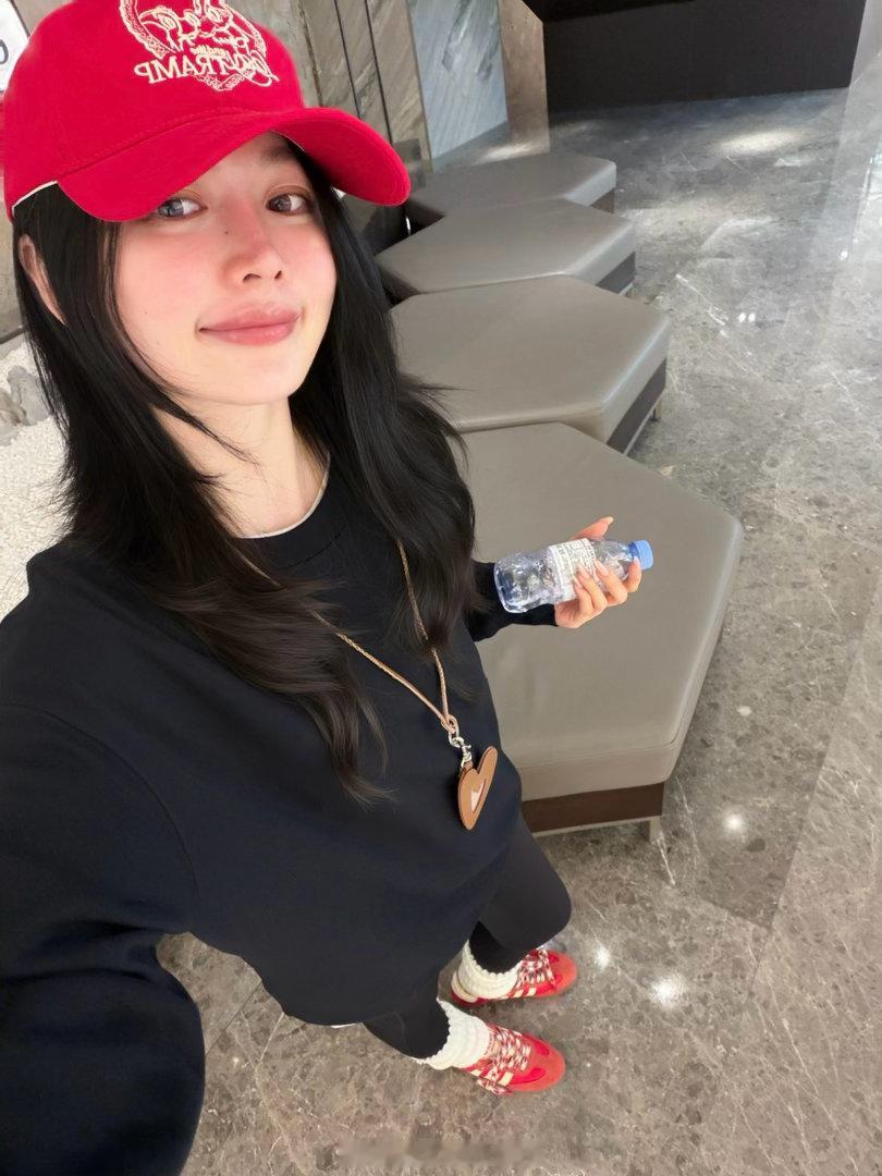 周四上，薄绒卫衣~~3色不想要特别宽松的话，尺码选小一些就👌，我倒下了，明天见