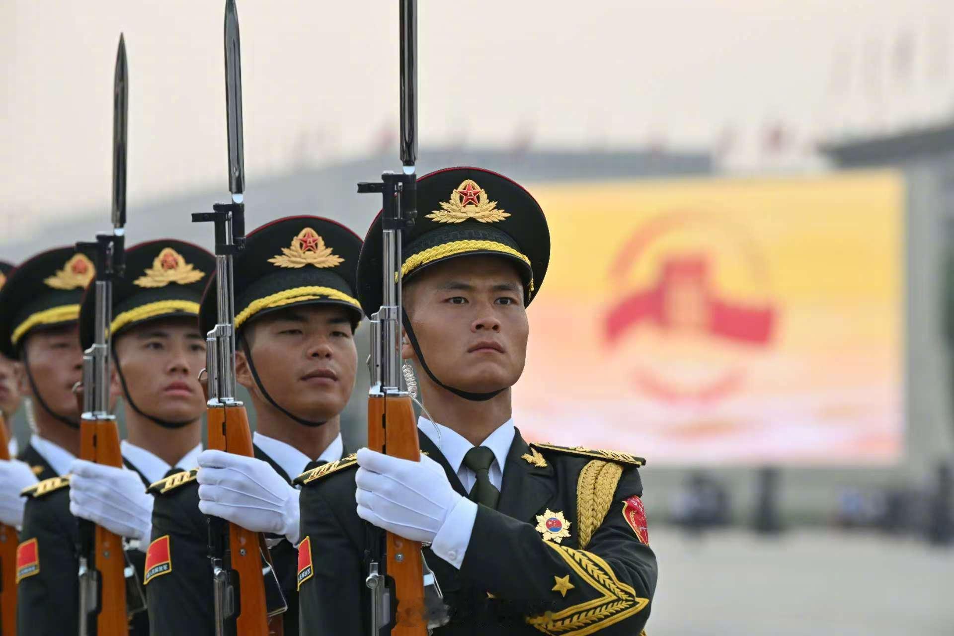 【标兵就位！ 期待值拉满！】阅兵前开始，标兵正在做最后训练准备。（王嵘 杨翘楚 