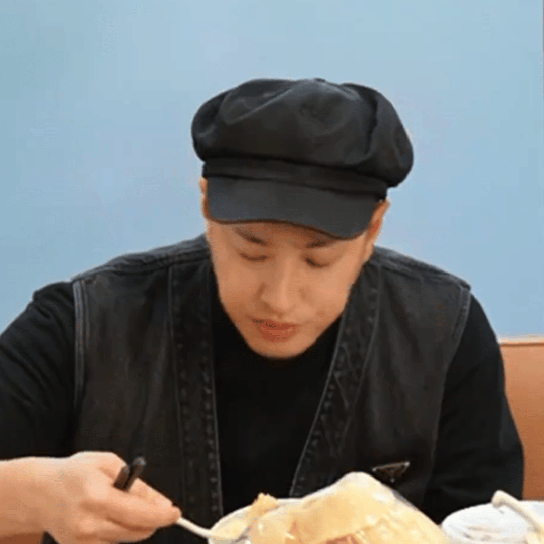 潘玮柏的嘴有调休吗嘴上总把减肥挂在嘴边，实际到了美食面前根本控制不住自己，大口炫