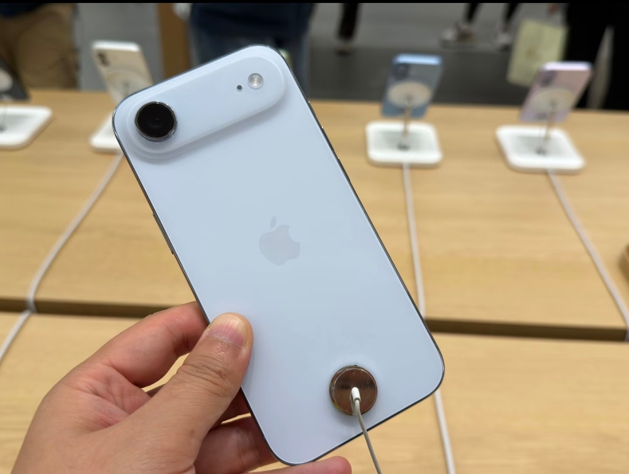 iPhoneAir暴跌2000元手感是真的好，就是有些华而不实，短板太明显而且太