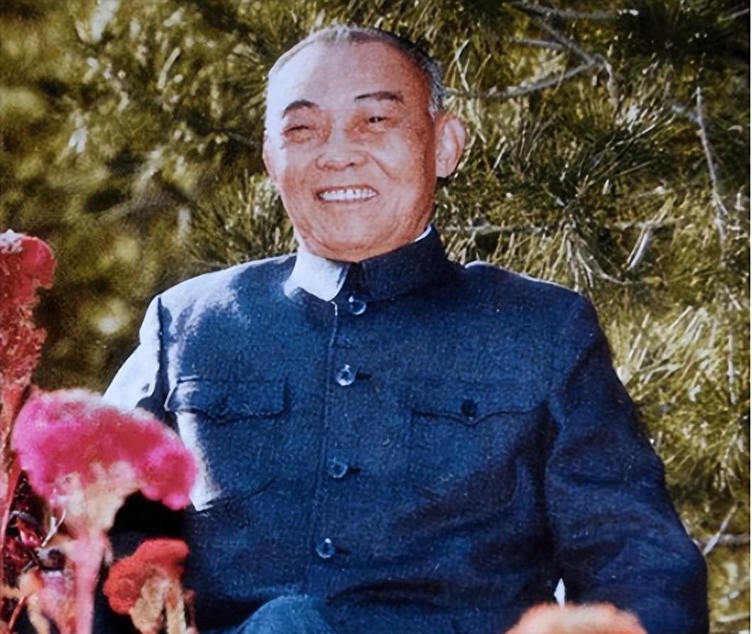江渭清晚年深情撰文缅怀毛主席：若无毛主席，我们恐怕依然还在黑暗中徘徊！
1949