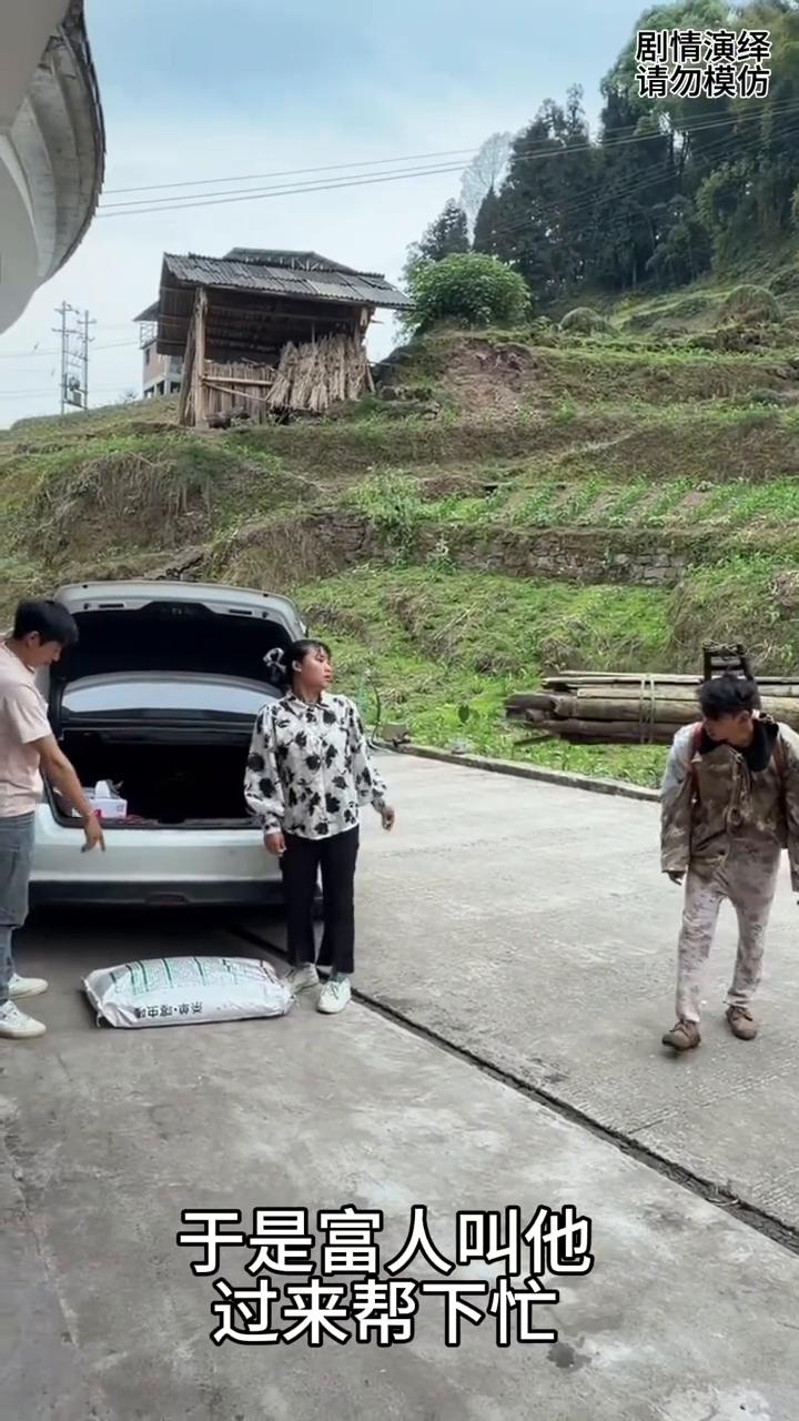 两个富人让穷人帮忙抬粮食却不感谢，下一秒男子的做法太解气了。
两位富人准备往车里