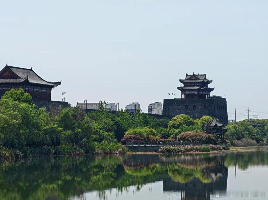 哲思呓语 不必追赶日落，你我自有星光，平凡生活，也藏着万般温柔。晚安 情感语录