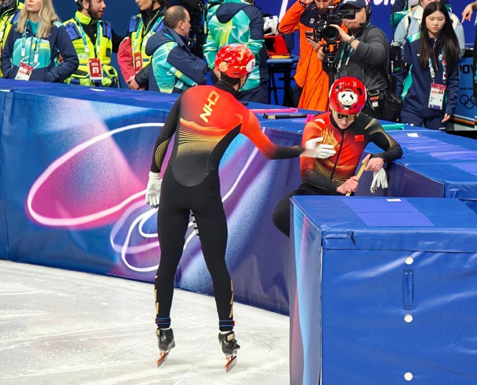 米兰冬奥会短道速滑男子1500米决赛，荷兰选手范特沃特以2:12.21的成绩夺得