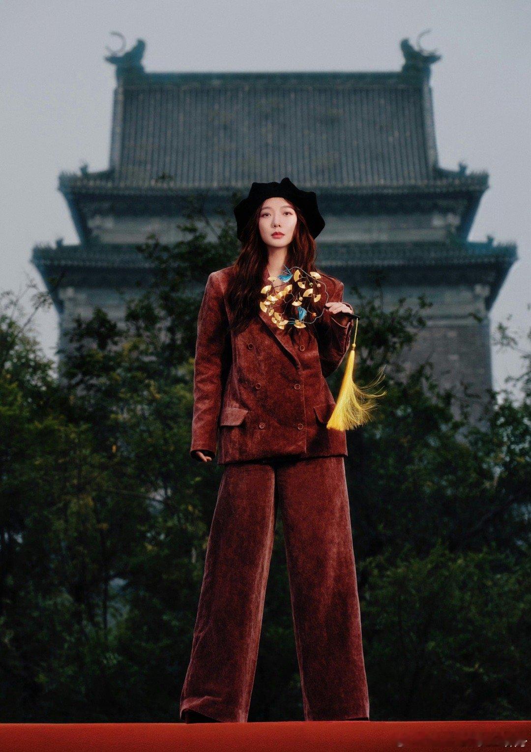 #王珞丹把春夏秋冬穿在了身上# 王珞丹此次造型堪称惊艳，春夏秋冬在其服饰上完美融