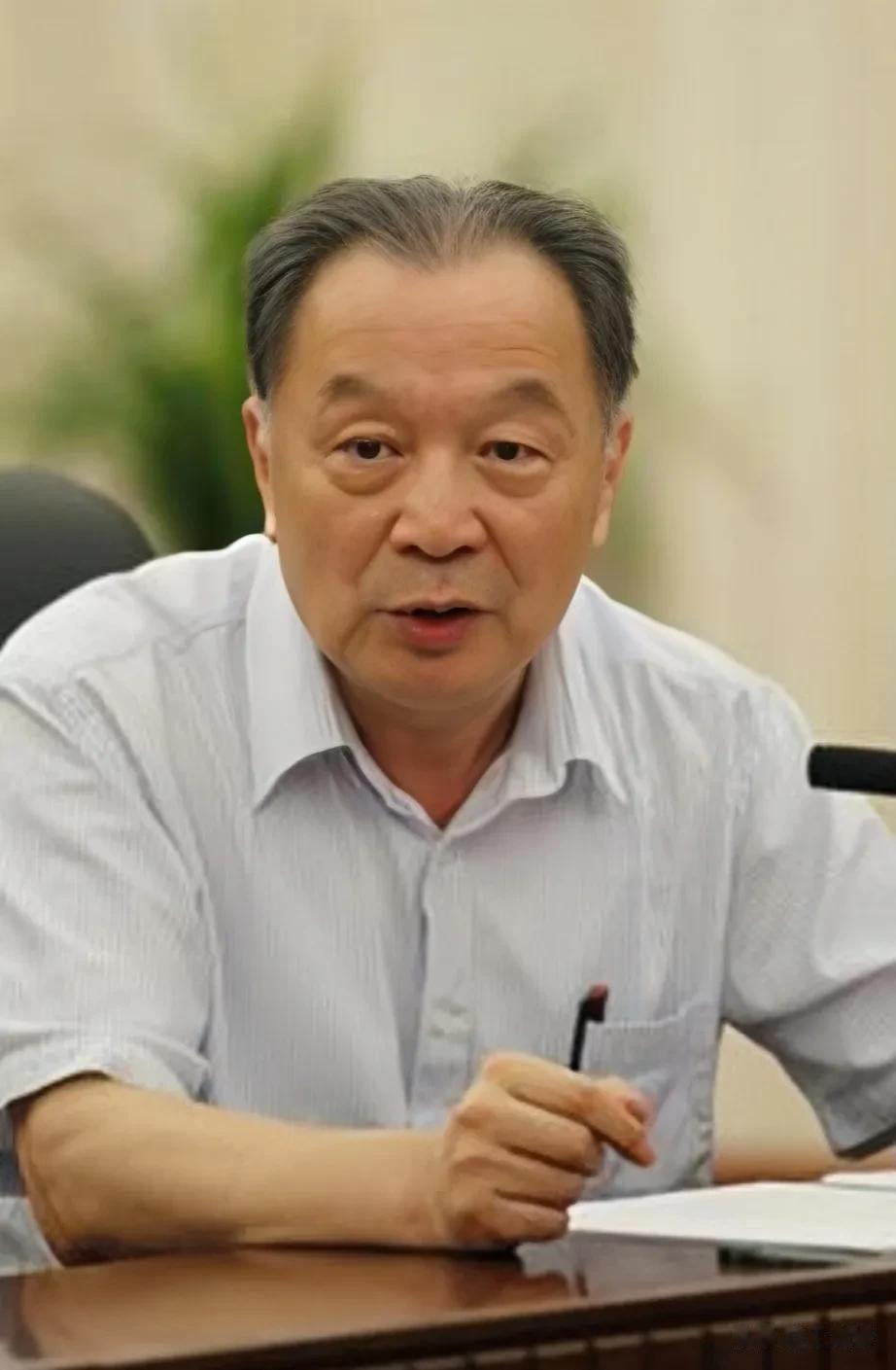采访中，温铁军说:我走访过很多农村，农民兄弟对我说，三十来万能盖个三层楼，八九万