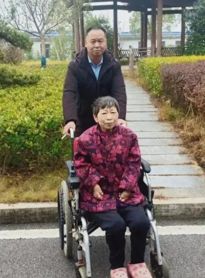 1988年，湖南21岁女孩为保护老板，冲上前去与歹徒搏斗，最终被连捅9刀落下终身
