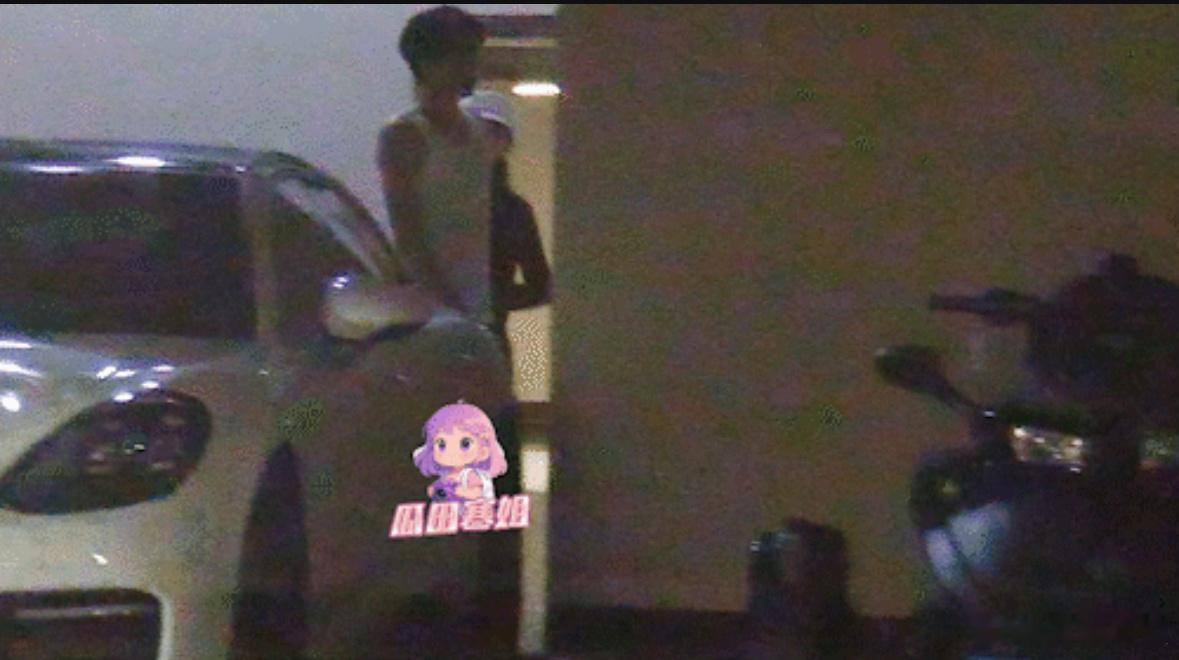 田栩宁牵着若若的手一起外出田栩宁牵若若的手外出田栩宁牵若若的手外出，分没分，[爱