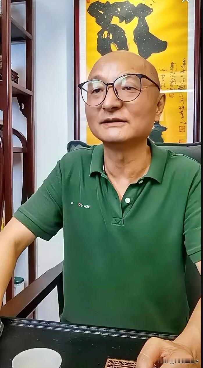 你肯定认识这个演员，长得有点像陈佩斯，大鼻子、光头，但是，你可能一时间不记得他演