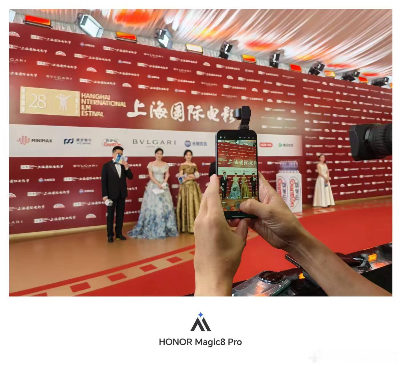 上海国际电影节这一届电影节，荣耀RobotPhone 可谓是点睛之笔，点睛之机。
