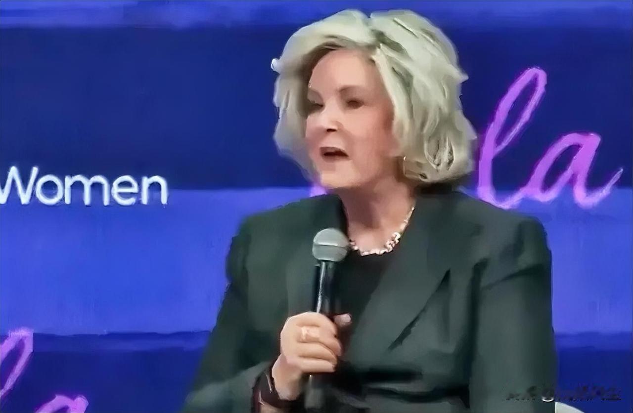 白宫幕僚长苏西·怀尔斯在访谈中表示，自己从不追求个人荣誉，成功源于团队合作和每天