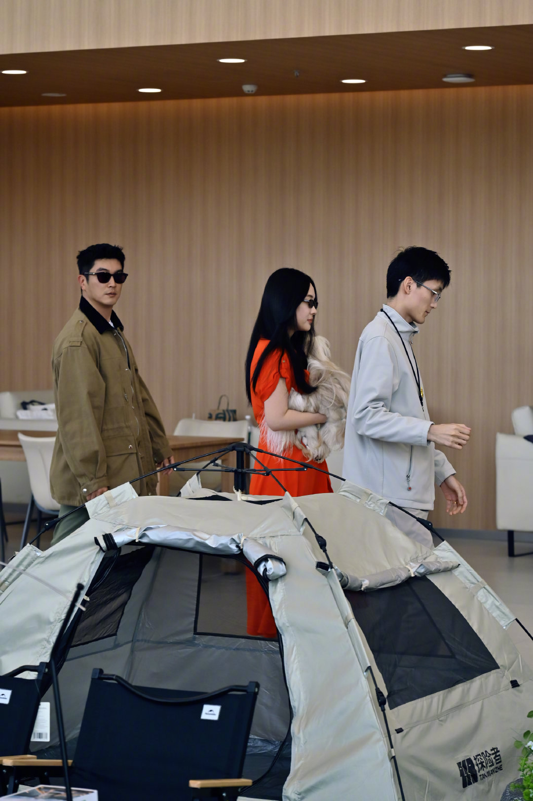 霍思燕杜江北京车展现场下订 线下车展名场面氛围感满满！霍思燕杜江低调现身沉浸式体