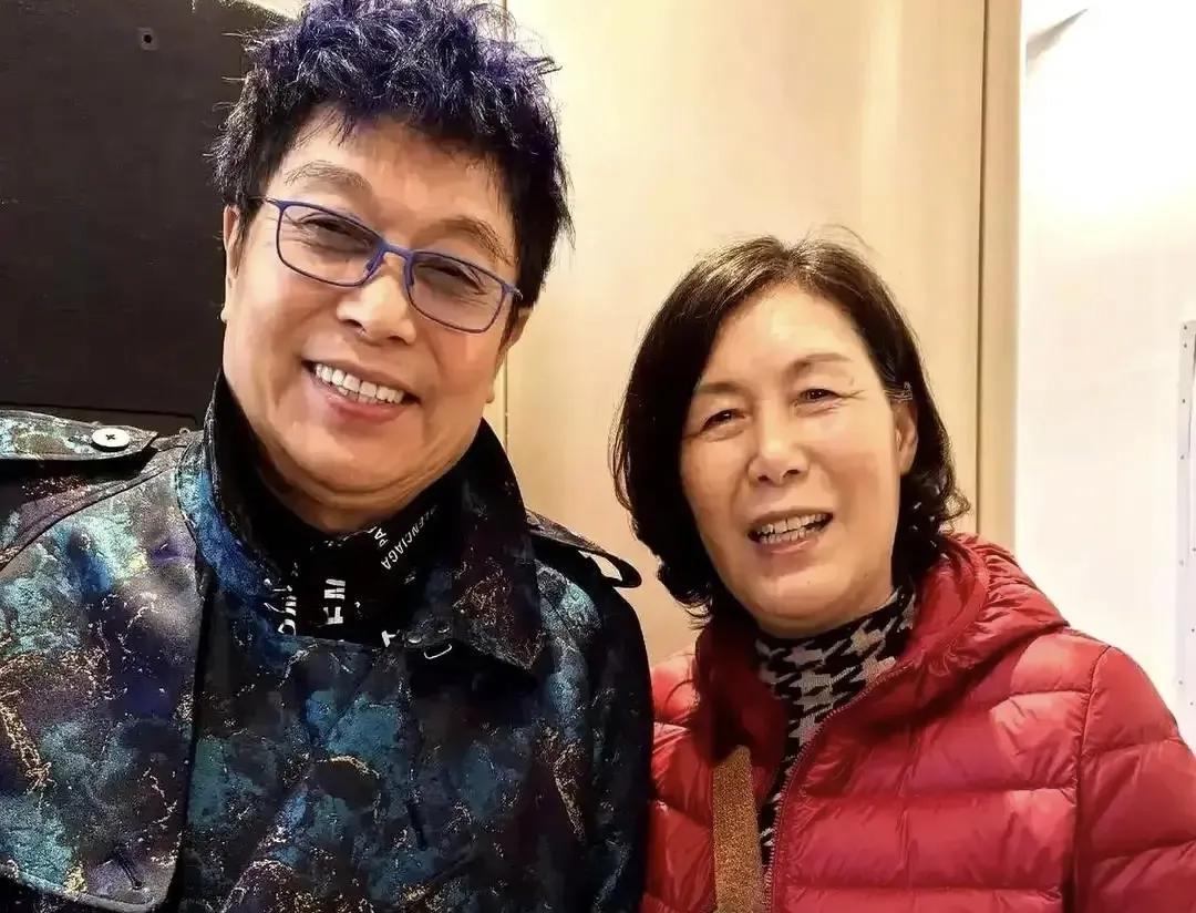 “女人缘”不是玄学，是肌肉记忆。
王为念一抬手，先递纸巾再递台阶——眼泪没落地，