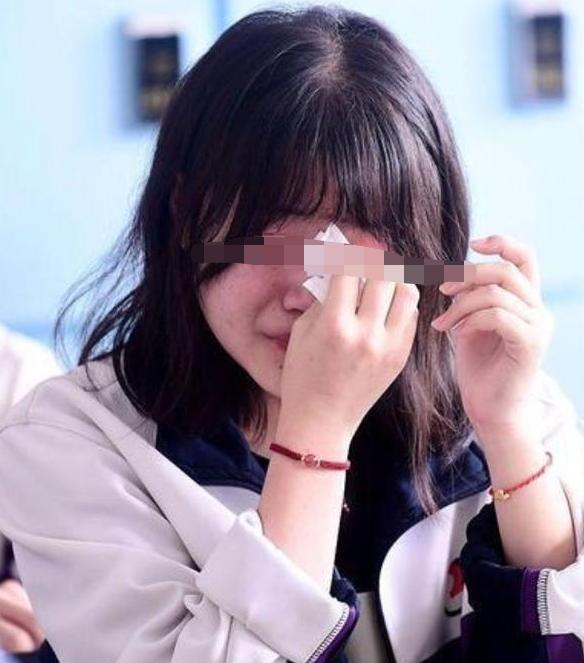 “我没给你送红包吗？”湖南，一女子读高三的女儿，因为晚7点没晚自习，被老师当众骂