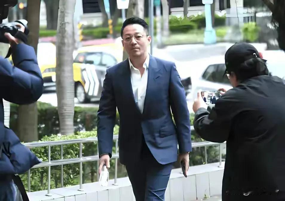 不得不说，韩媒的审美还是在线的，他们笔下汪小菲是中国帅气多金的财阀。

光从外表