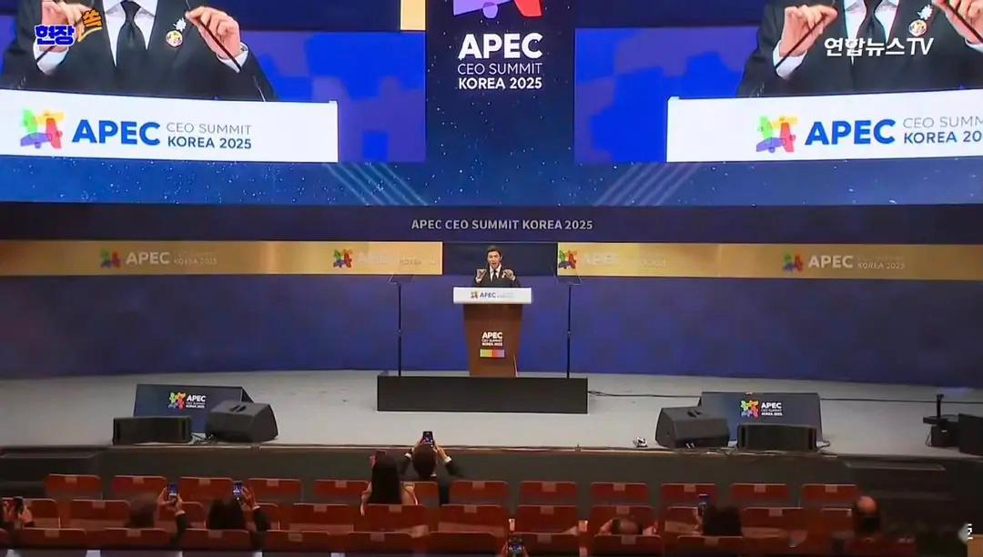金南俊APEC演讲现场全是空座位演讲完黑头像了[泪奔] ​​​