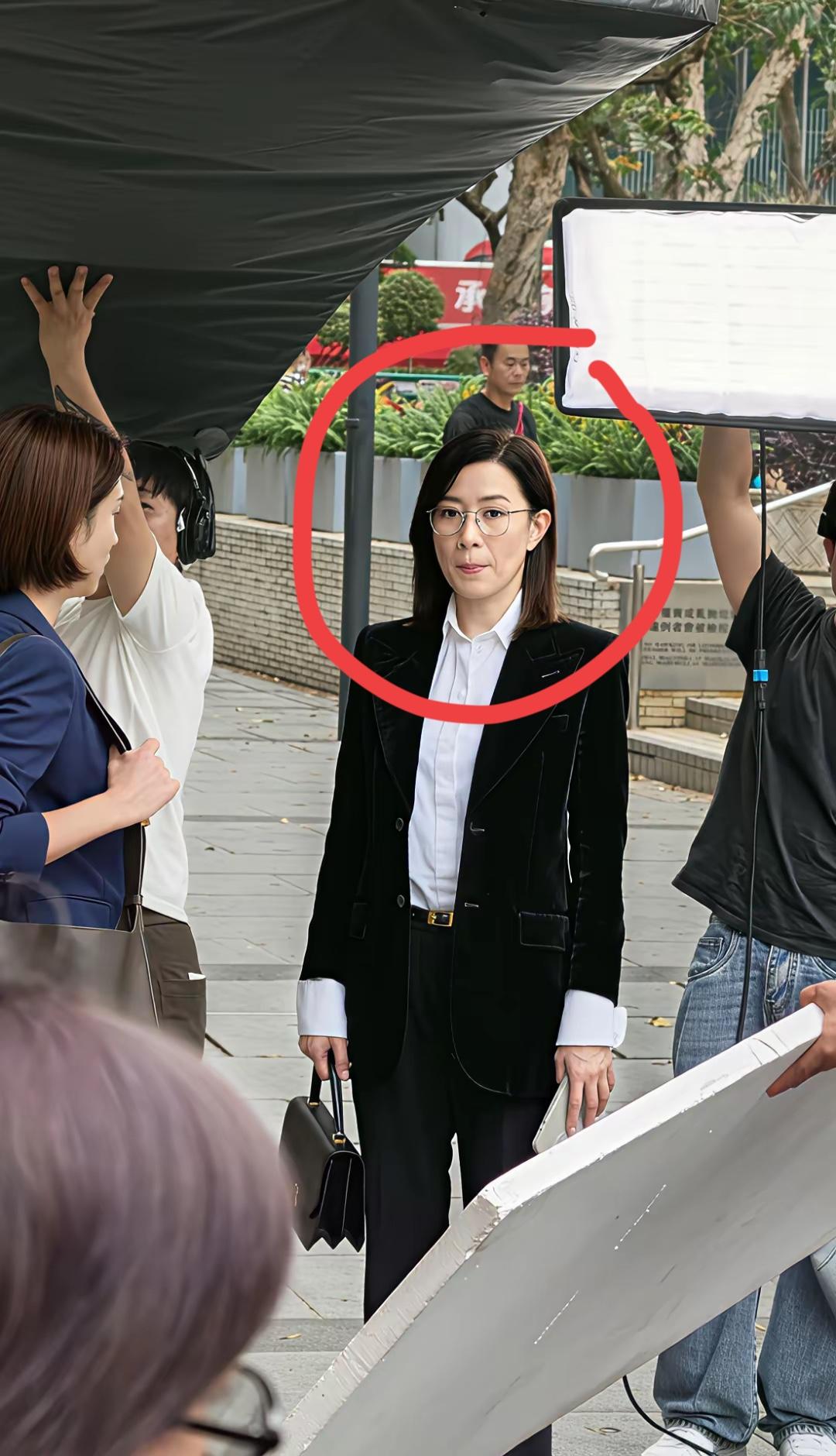 这是哪位明星在拍戏啊！非常有气质