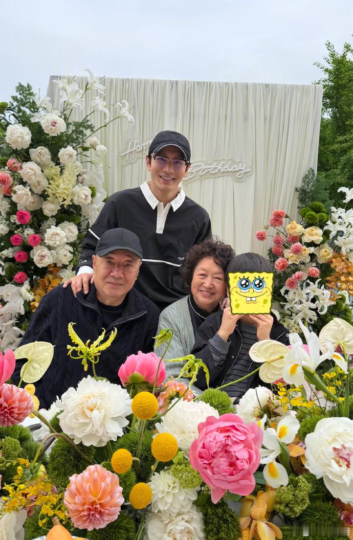黄晓明带小海绵为母亲庆生黄晓明晒为母亲庆生合照庆生现场满是鲜花，黄晓明携小海绵为