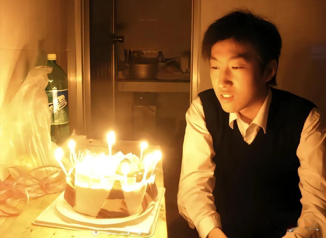 年轻时的周文强，一个人在出租屋过生日的场景。简陋的厨房，一个小小的蛋糕。谁能想到