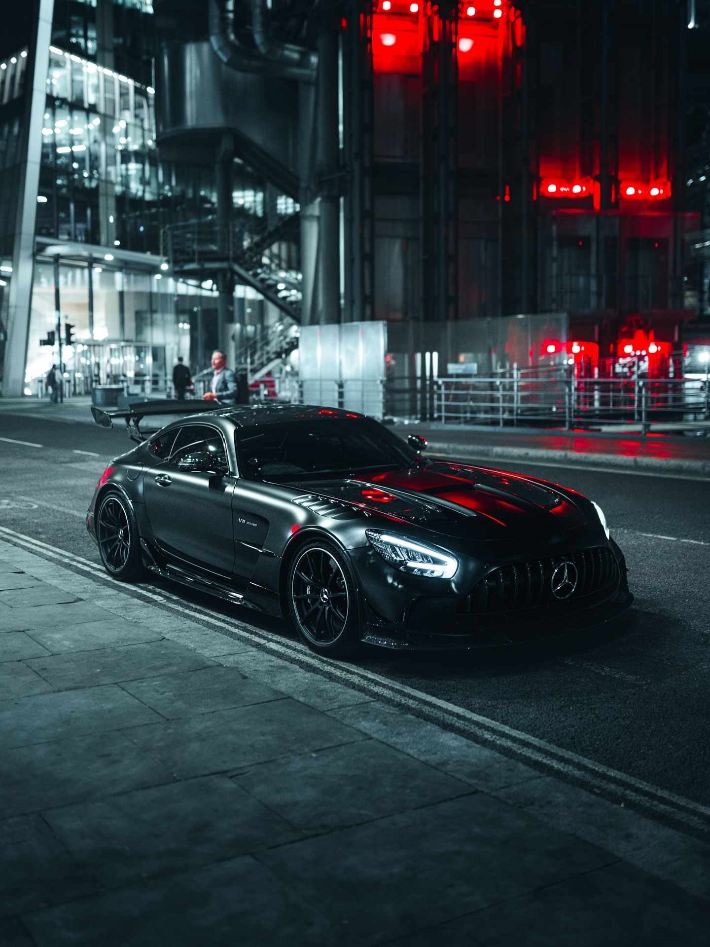 Car时尚[超话]  隐藏在伦敦的阴影中 🦇奔驰 AMG GT BlackSe