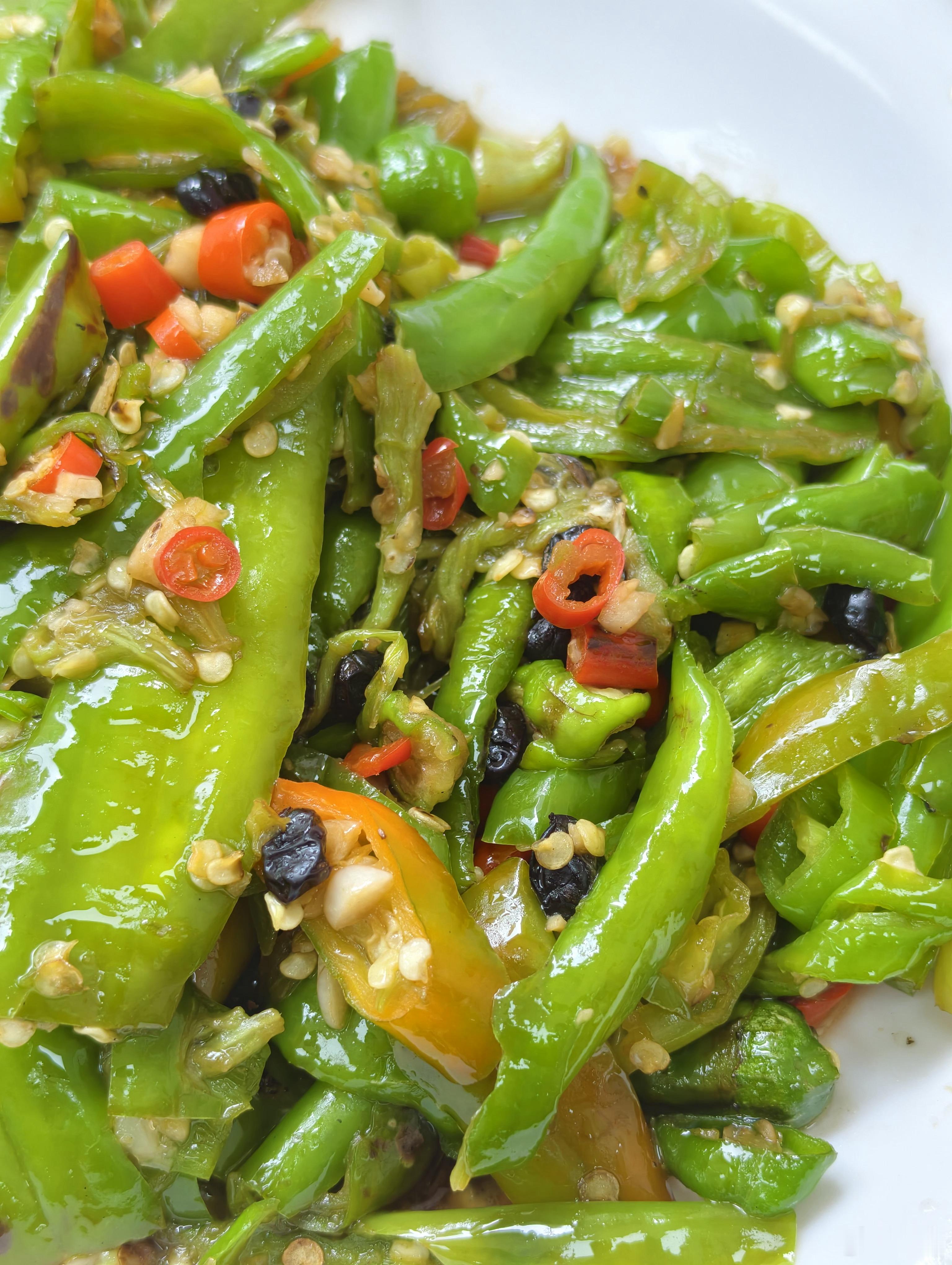 中午出来，就近搜了一家江西饭馆，其实就是个苍蝇小馆子，菜不贵，但可惜做的一般，并