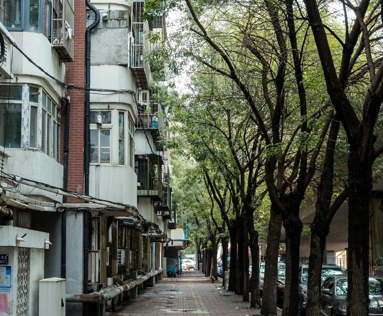 一位长期做房地产中介的朋友说:
“如果你现在已经有套房子住着，不管大小，不管新旧