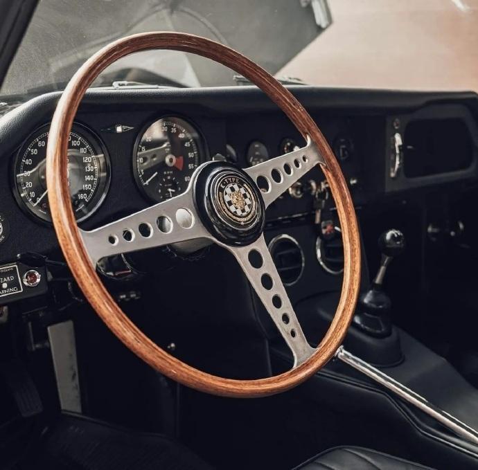 捷豹E‑Type早已超越一台经典跑车的意义，它不只是精密机械与美学设计的完美融合