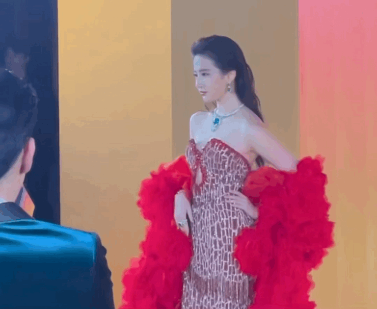 刘亦菲宝格丽内场视频🈶嘿子破防的声音是美妙的入眠曲 ​​​
