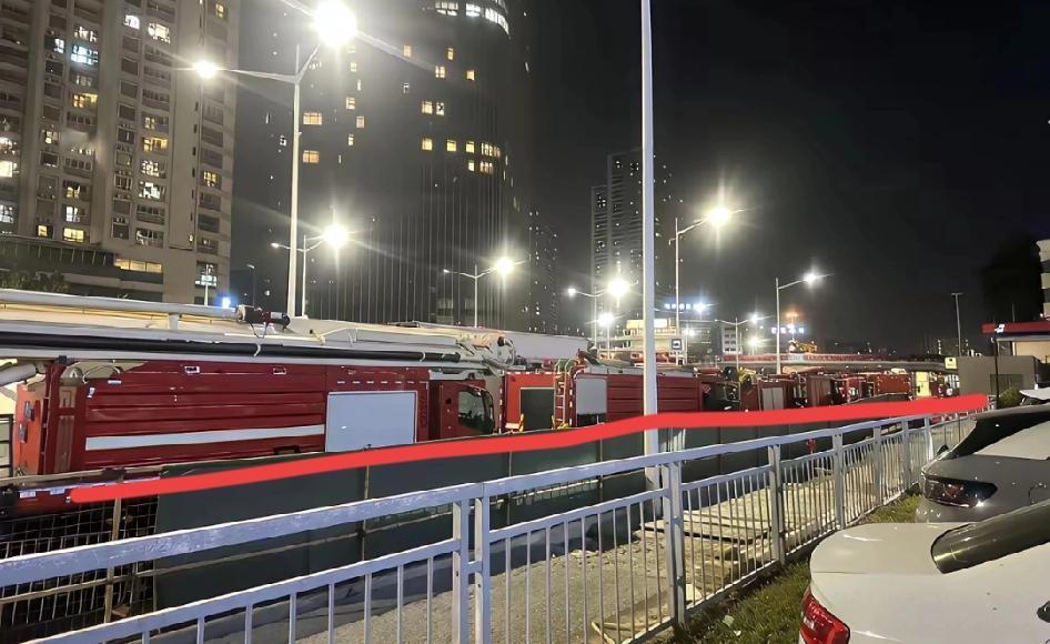 深圳消防在莲塘口岸的“硬核待命”，真的看哭很多人！

全国仅40台的101米云梯