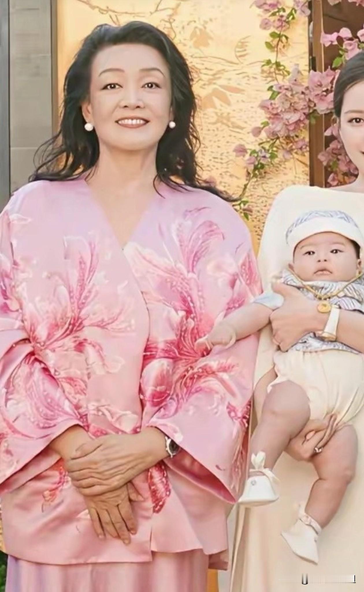 不得不说汪小菲小儿子颜值太会“择优遗传”，五官融合了爸妈两人的亮眼长处，细看眉眼