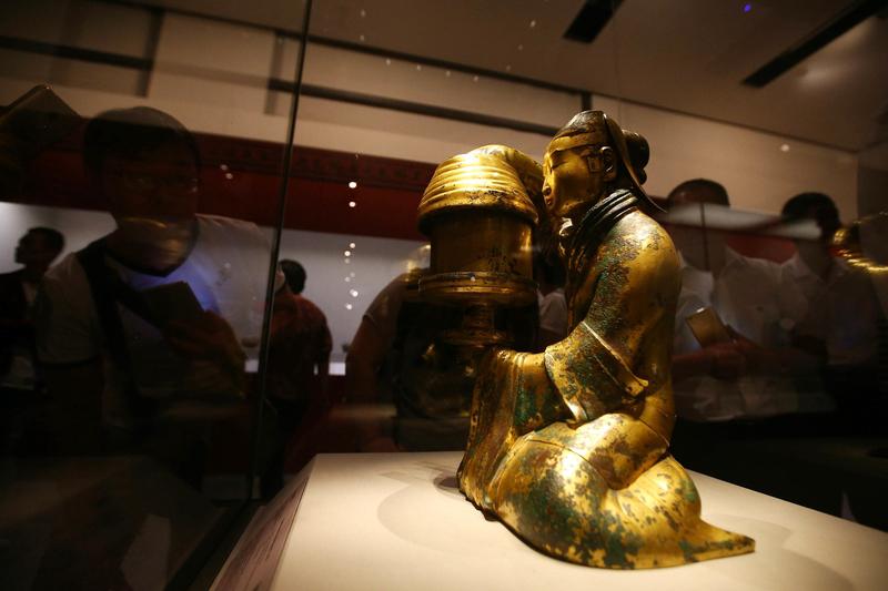 东方朔偷蟠桃：职场保命的滑稽哲学
汉武帝宴请西王母，东方朔偷桃被抓却靠插科打诨免