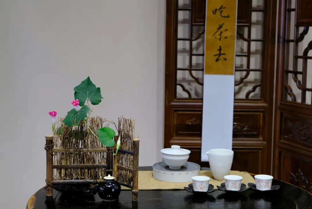 很讽刺的一段话：喝茅台的都不买茅台，买茅台的都喝不起茅台，劳动节放假的都不劳动，