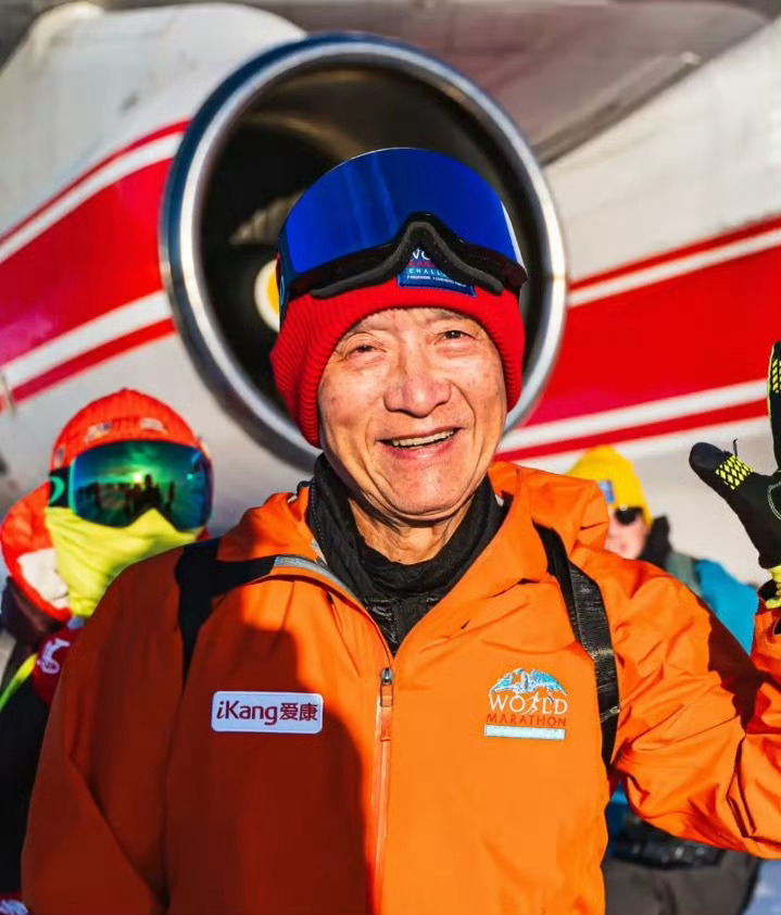 74岁爷爷七天横跨七大洲跑七场马拉松有些人74岁在质疑人生，有些人74岁在七天横