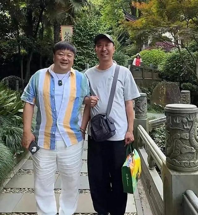 龙井茶带来的热议背后，网红洪剑涛现场拍摄视频引发争议。作为网红应尊重商家意愿，拍