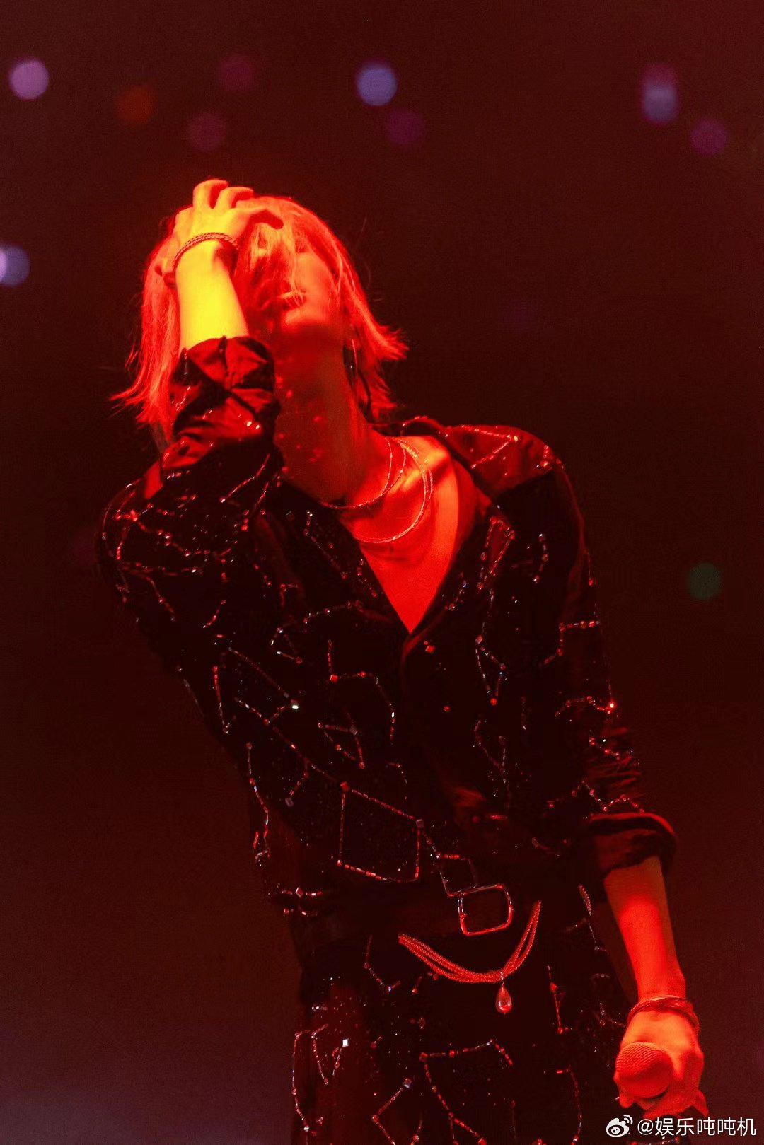华晨宇 我一场不去就出大事了 被华晨宇演唱会舞美震撼到！灯光设计绝了，配合他的现