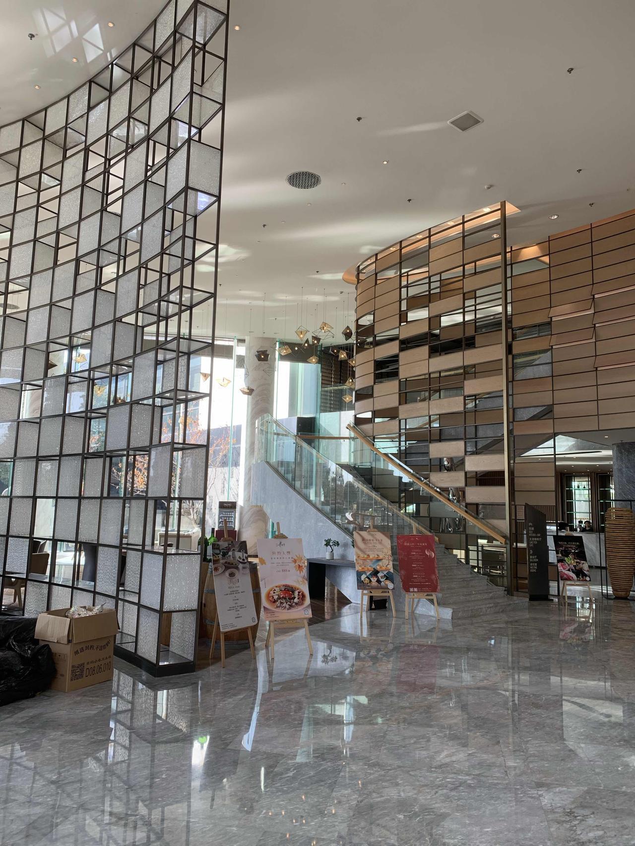 常常会看到用退役军人优待证乘坐公交车而引发争议的，有的人说应该免费，有的人说，不