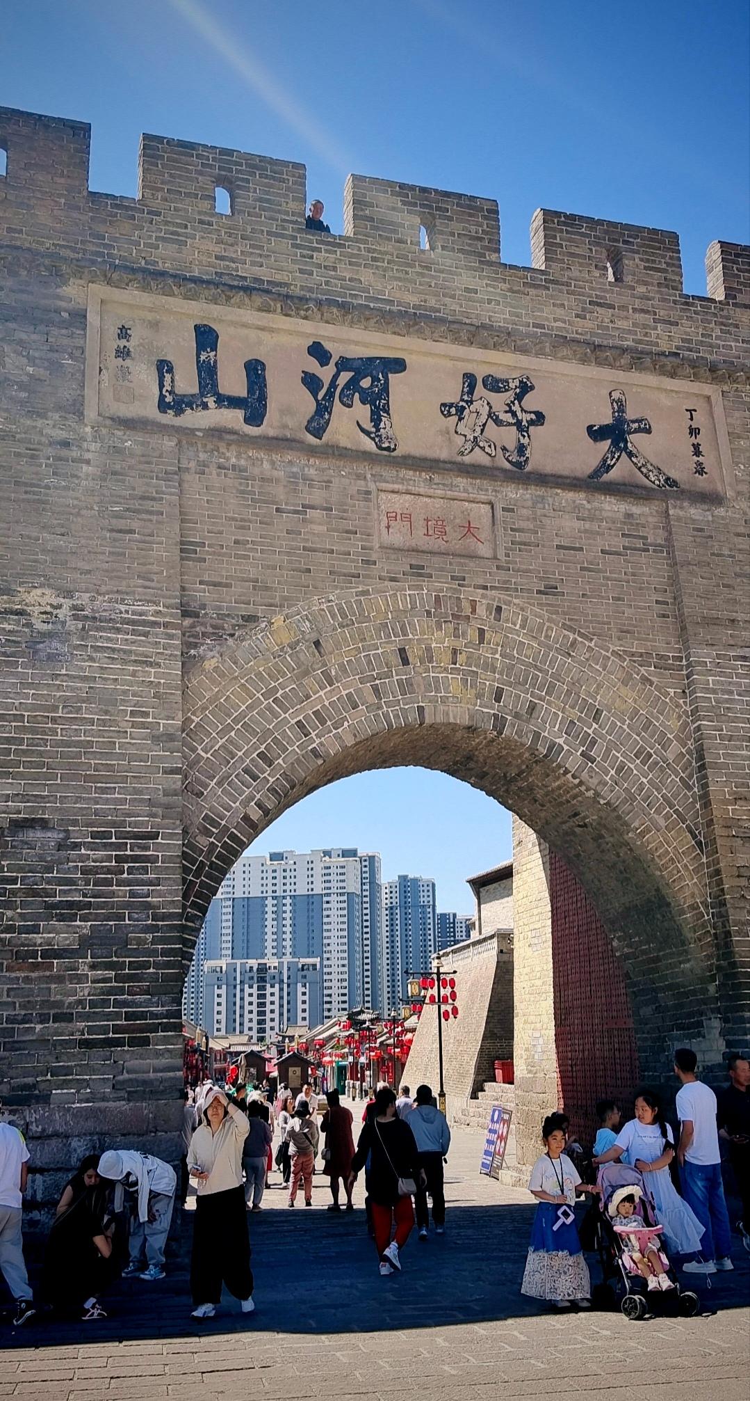 这个地方出名的不是长城而是这道门
而且长城在市区
很奇怪吧

告诉你在河北
知道