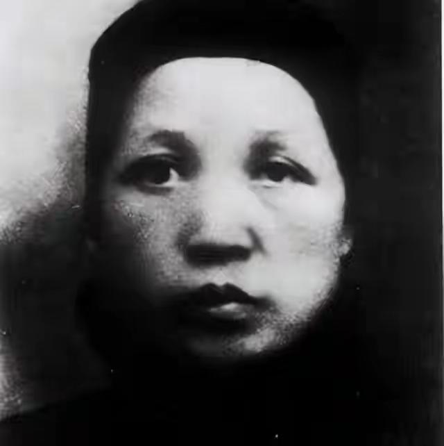 毛主席母亲13岁就被送到毛家当童养媳，只因文家祖坟要迁到韶山冲。

说起来这事搁