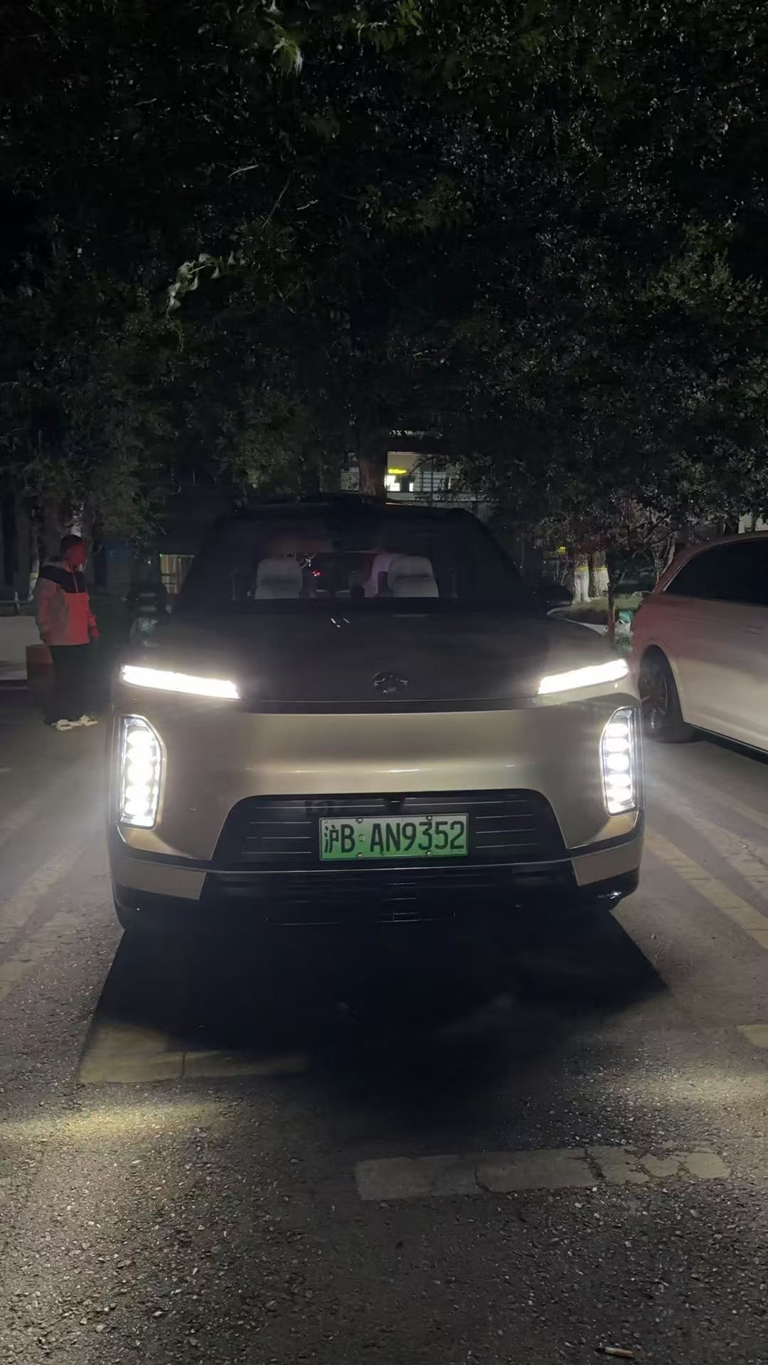凌晨4点从赛里木湖换了个电之后自驾2小时到伊宁机场。不得不说，换电真的节约好多时