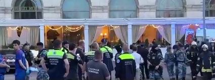一女携炸弹强闯俄上将聚会餐厅，保安拦截时发生爆炸致3死21伤！ 

根据公开报道