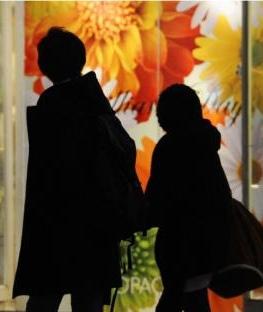 【日本最新民调显示，35%日本未婚年轻人不想结婚，收入成最大顾虑】
      