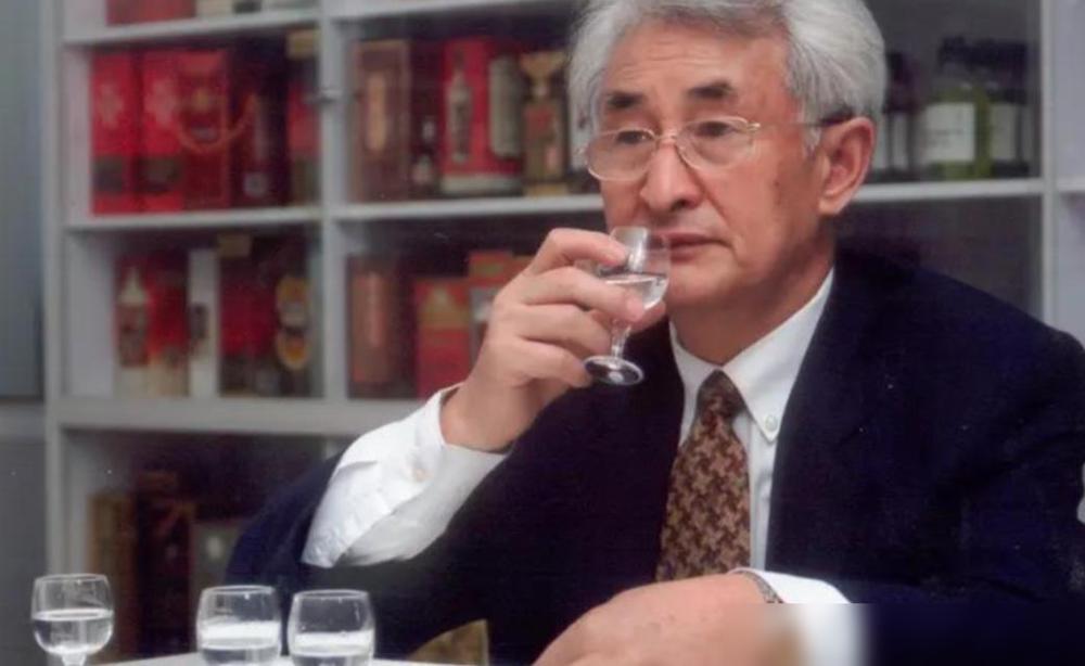 茅台集团前董事长季克良有个让人惊掉下巴的习惯，48年喝了整整两吨茅台，算下来每天