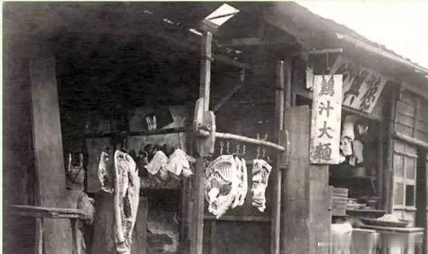 30年代，上海街头的吃食摊，可以看到有糕团，鸡汁大面，苏式拌面，两面黄，粥等 