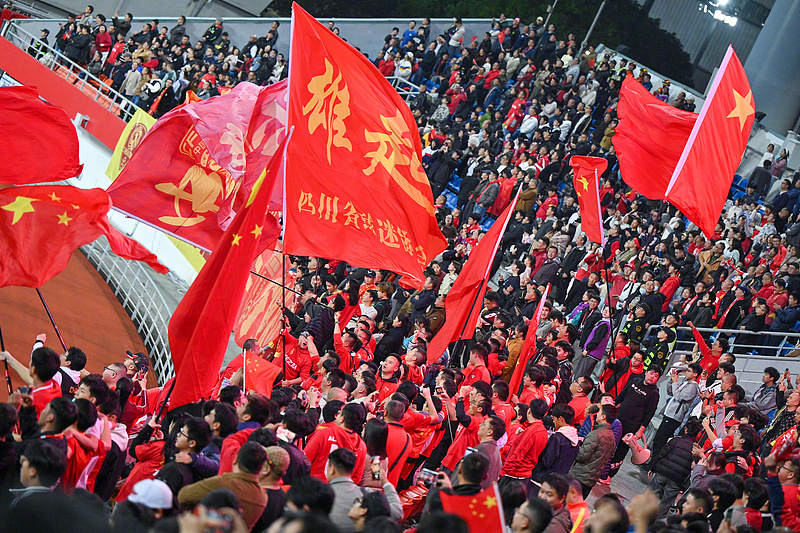 中国足球2025看见触底反弹曙光 什么时候才是尽头，什么时候才是光明。 