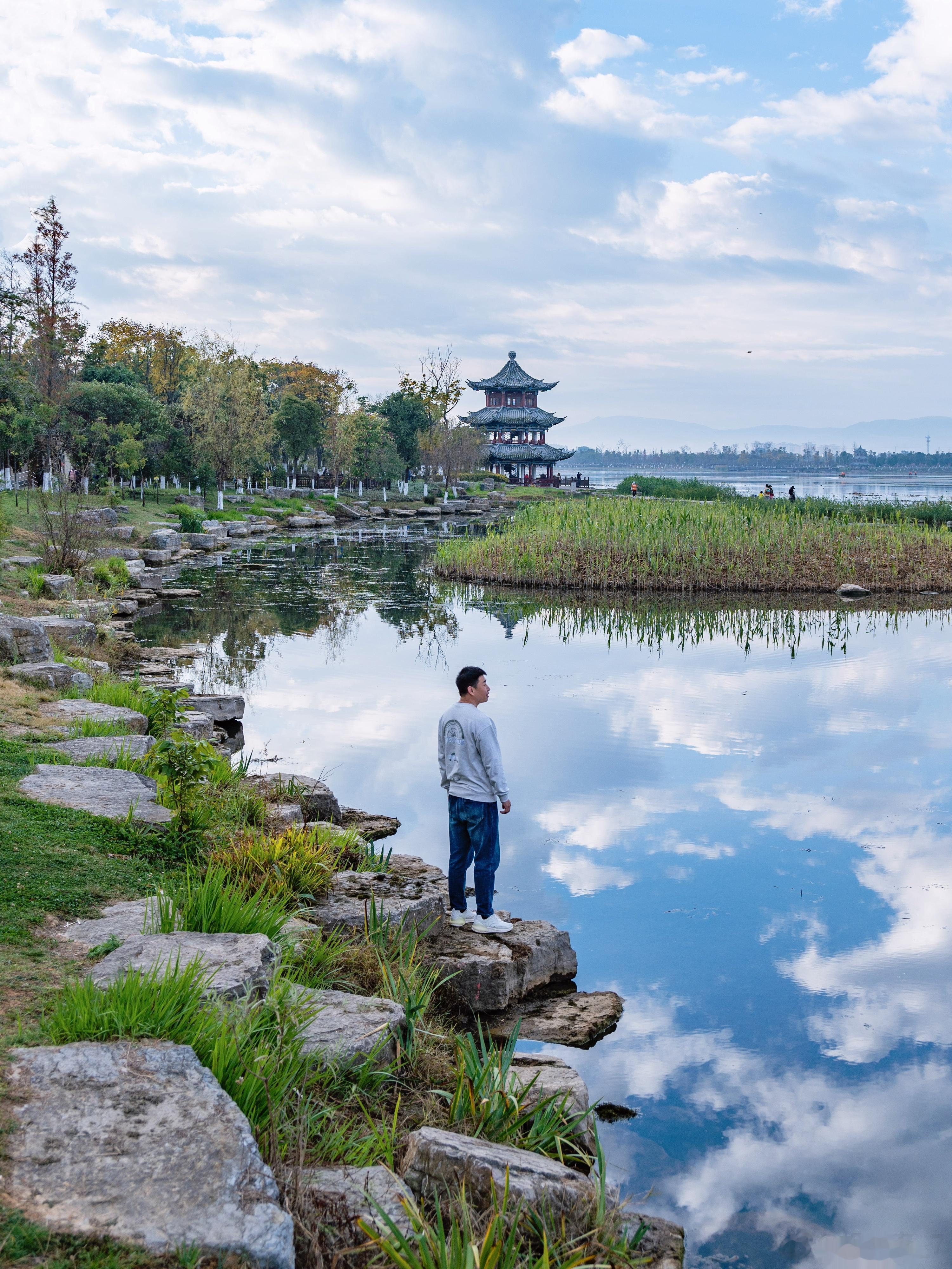 冬天来云南，是真的舒服❗在保山市的青华海景区，我看到了蓝天白云下，人与自然和谐共