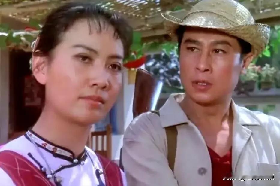 这是上世纪七十年代后期上映的故事片《南海长城》的男女主角，影迷朋友肯定能认出男主