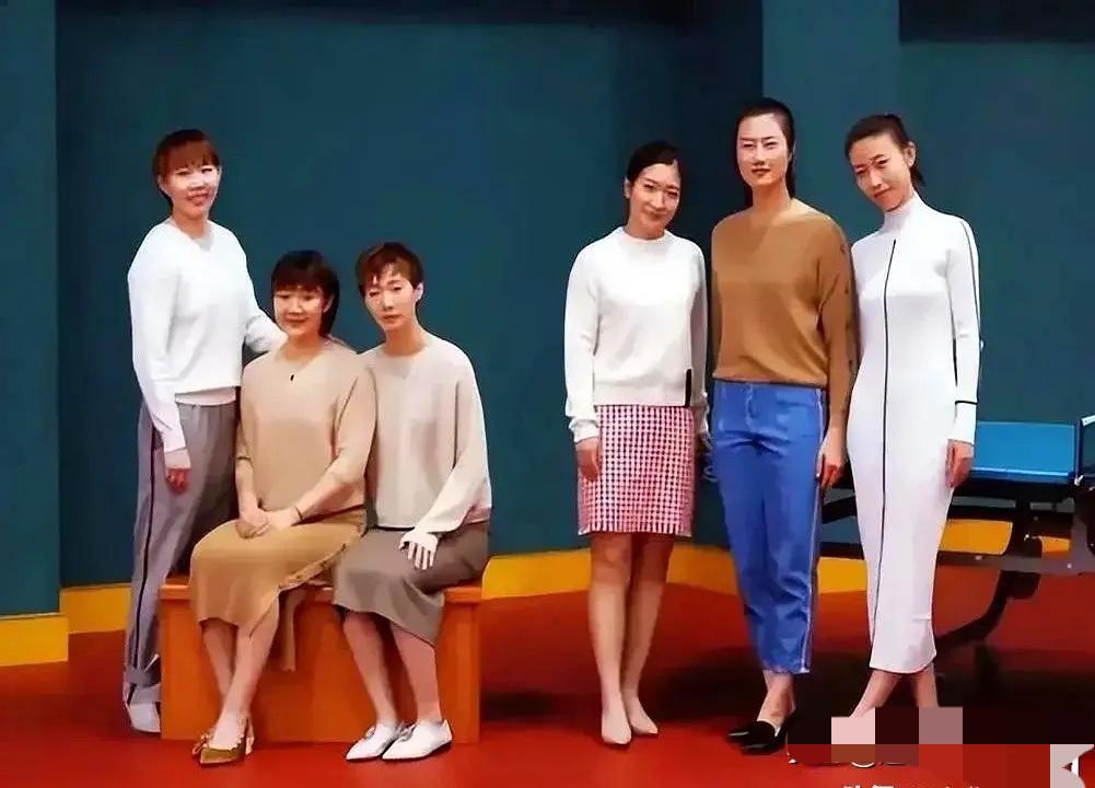国兵运动员合影留念都非常有气质，特别是孙颖莎气质更好