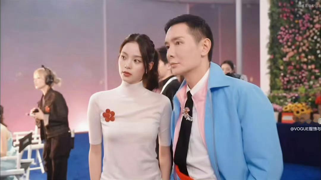 超级干练的创意顾问nabi，认真工作的时候太有魅力啦！欧阳娜娜结束镜头工作状态里