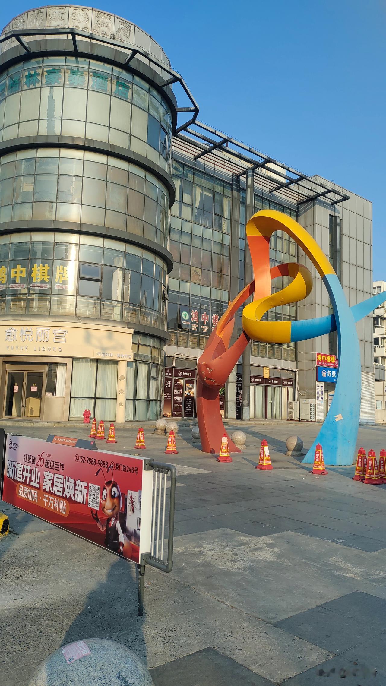 包裹里装的啥？大妈帮女儿、女婿家带孩子八年，女儿家为了感谢她，临走时送她一个包裹